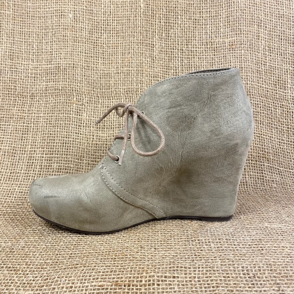 Women’s booties ankle boots wedges suede nubuck beige size 7.5 - Picture 3 of 9